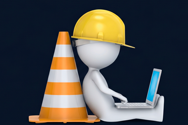 Personaje trabajando en computadora con cono de construcción